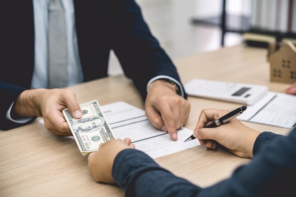 Dinero en efectivo ilustrando adelanto de herencia bajo la Ley de Sucesión de Wyoming