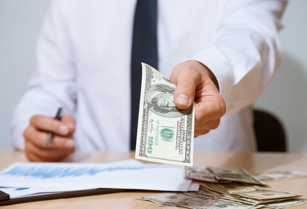 Dinero en efectivo ilustrando adelanto de herencia bajo la Ley de Sucesión de Rhode Island.