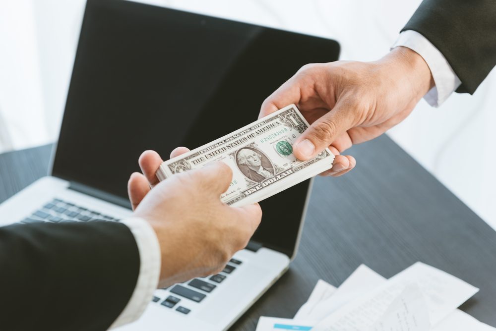 Dinero en efectivo ilustrando adelanto de herencia bajo la Ley de Sucesión de Nueva York.