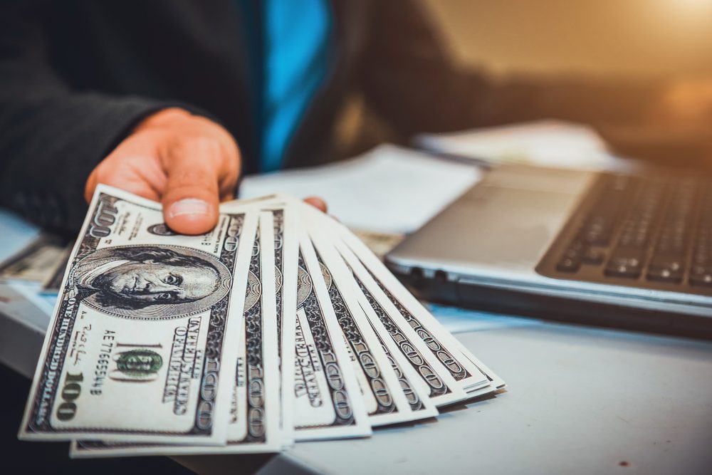 Dinero en efectivo ilustrando adelanto de herencia bajo la Ley de Sucesión de Massachusetts