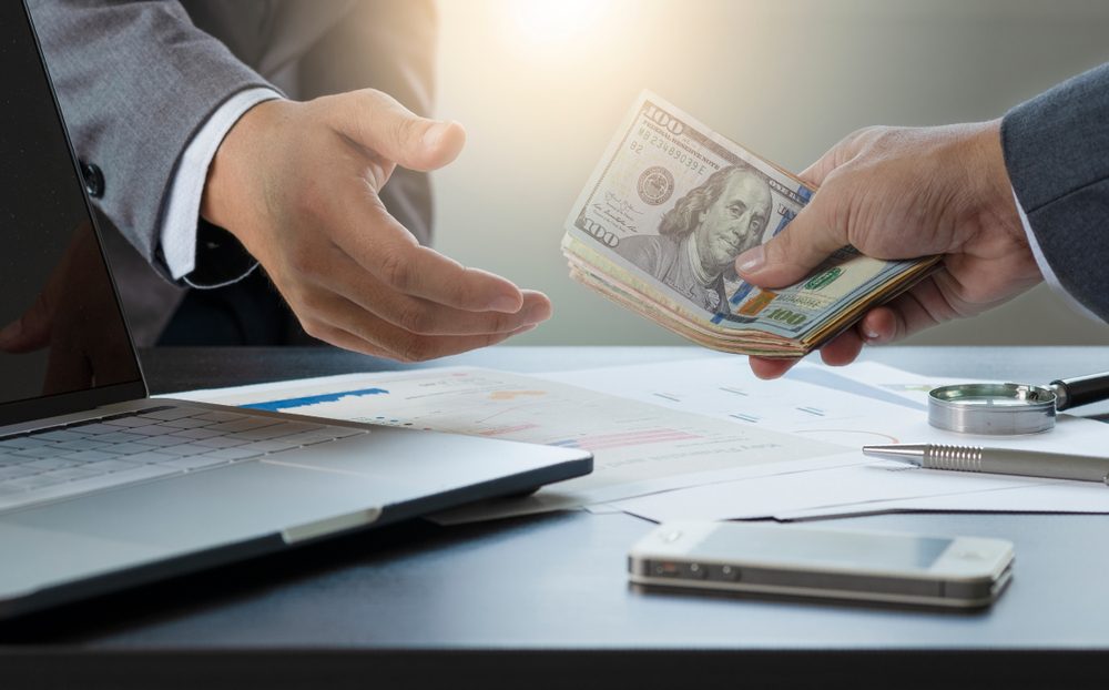 Dinero en efectivo ilustrando adelanto de herencia bajo la Ley de Sucesión de Nueva Jersey.