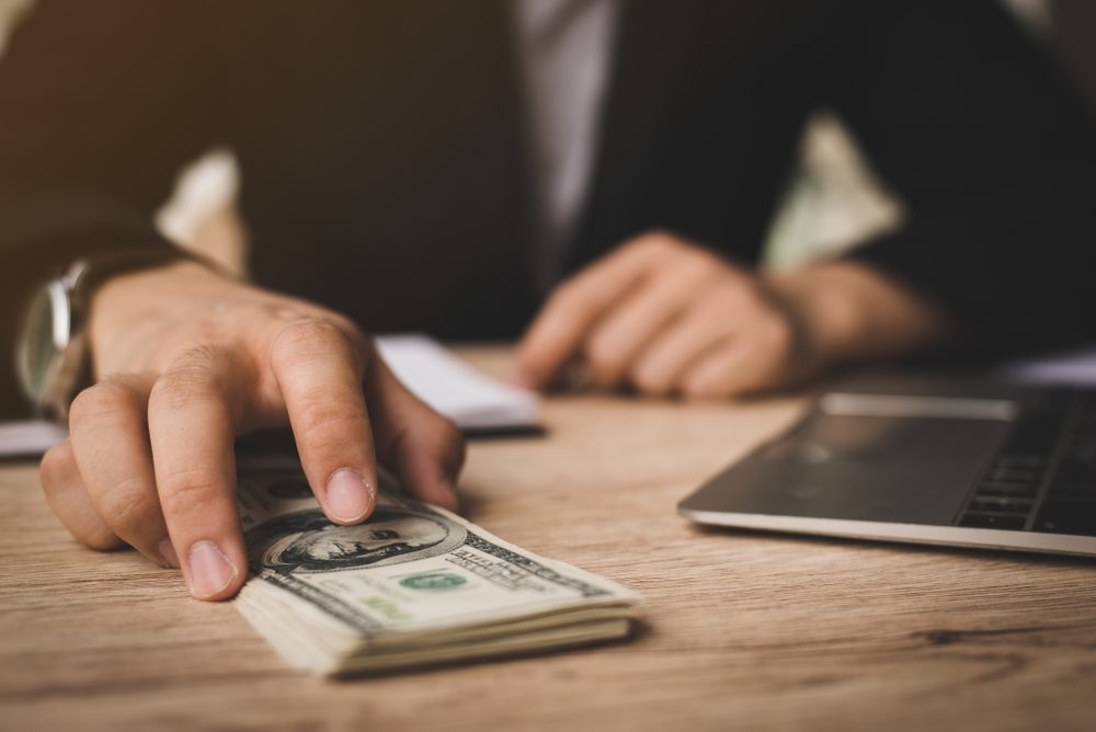 Dinero en efectivo ilustrando adelanto de herencia bajo la Ley de Sucesión de New Hampshire.