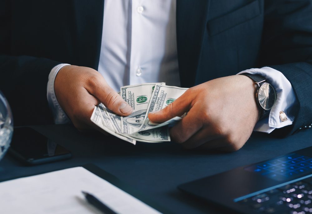 Dinero en efectivo ilustrando adelanto de herencia bajo la Ley de Sucesión de Nuevo México.